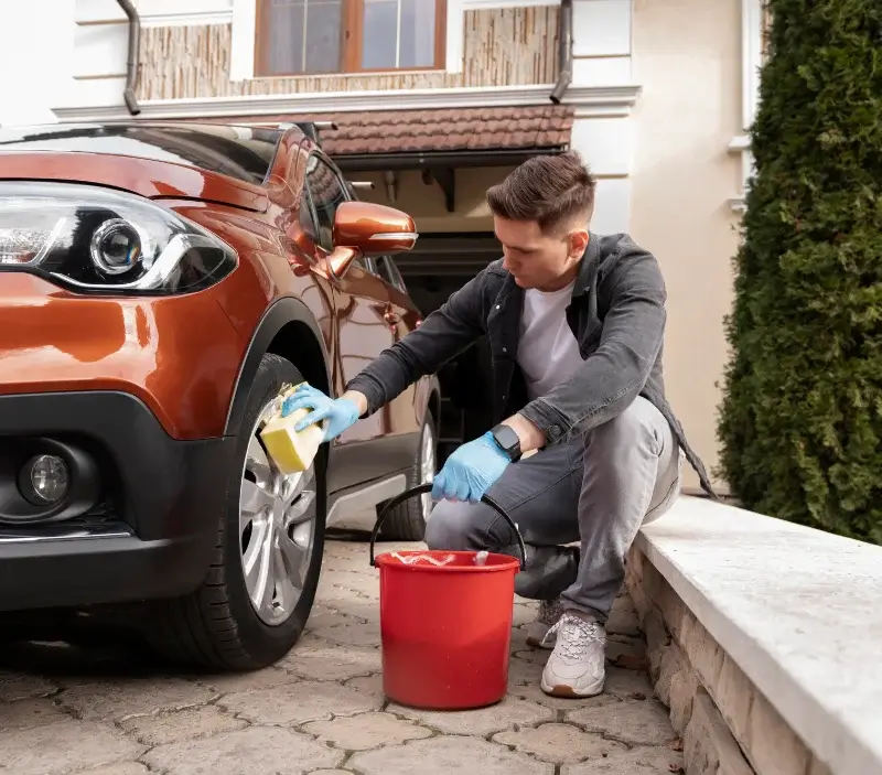 Lavage auto à domicile Molompize : professionnel intervenant sur un véhicule